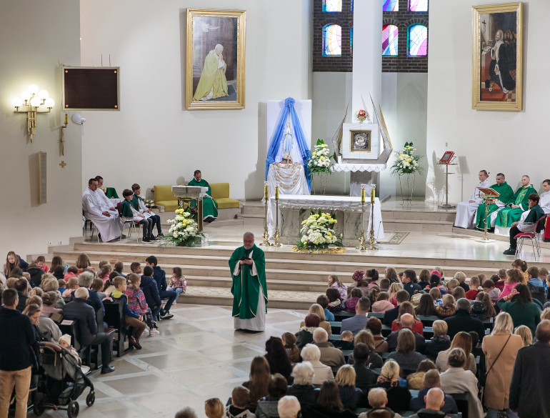 Eucharystia nie tylko w niedzielę – jak przeżywa się mszę świętą w tygodniu